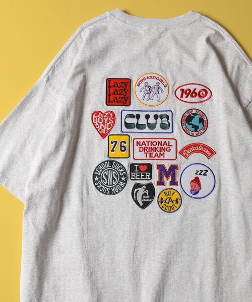 FREAK'S STORE(フリークスストア)の「WEB限定 ビッグシルエット バック刺繍 ランダムワッペンデザイン クルーネックTシャツ(Tシャツ/カットソー・メンズ・ブラック/アッシュグレー/ダークグリーン/ホワイト/ロイヤルブルー・MEDIUM/LARGE/SMALL)」の4枚目の写真