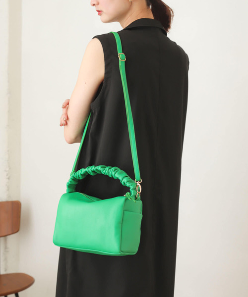 SENSE OF PLACE by URBAN RESEARCH(センスオブプレイスバイアーバンリサーチ)の「ギャザーハンドルバッグ(ハンドバッグ・レディース・ブラック/ブルー/グリーン/オレンジ/ピンク/アイボリー・ONE)」の4枚目の写真