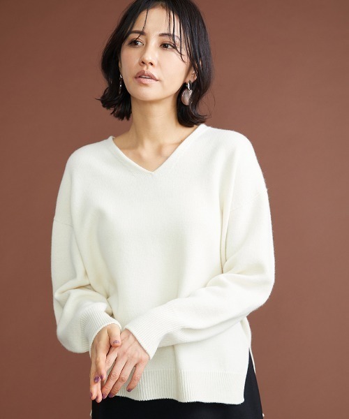 MICHEL KLEIN(ミッシェル・クラン)の「サイドスリットVネックウールニット(ニット/セーター・レディース・ライトブルー/アイボリー/ライトグレー・38)」の2枚目の写真