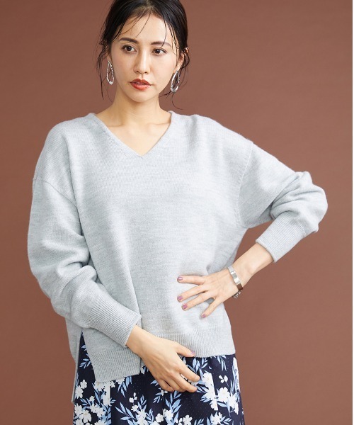 MICHEL KLEIN(ミッシェル・クラン)の「サイドスリットVネックウールニット(ニット/セーター・レディース・ライトブルー/アイボリー/ライトグレー・38)」の3枚目の写真