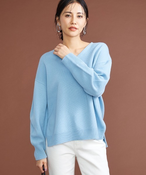 MICHEL KLEIN(ミッシェル・クラン)の「サイドスリットVネックウールニット(ニット/セーター・レディース・ライトブルー/アイボリー/ライトグレー・38)」の1枚目の写真
