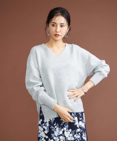 MICHEL KLEIN(ミッシェル・クラン)の「サイドスリットVネックウールニット(ニット/セーター・レディース・ライトブルー/アイボリー/ライトグレー・38)」の11枚目の写真