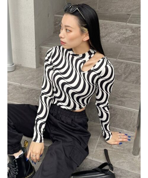 EVRIS（エヴリス）の「ウェーブパターンカットアウトトップス（Tシャツ/カットソー・レディース・ブラック/グリーン・FREE）」の2枚目の写真