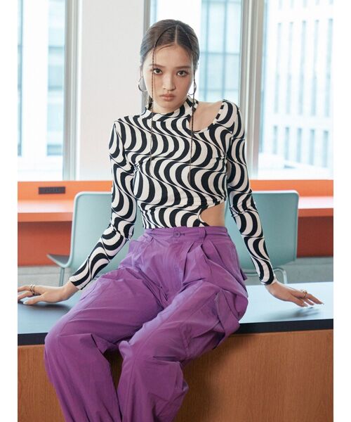 EVRIS（エヴリス）の「ウェーブパターンカットアウトトップス（Tシャツ/カットソー・レディース・ブラック/グリーン・FREE）」の10枚目の写真