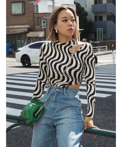 EVRIS（エヴリス）の「ウェーブパターンカットアウトトップス（Tシャツ/カットソー・レディース・ブラック/グリーン・FREE）」の15枚目の写真