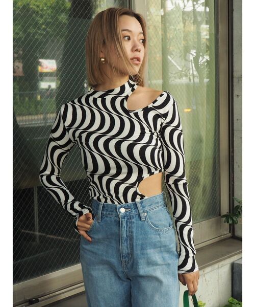 EVRIS（エヴリス）の「ウェーブパターンカットアウトトップス（Tシャツ/カットソー・レディース・ブラック/グリーン・FREE）」の9枚目の写真