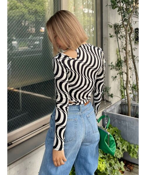 EVRIS（エヴリス）の「ウェーブパターンカットアウトトップス（Tシャツ/カットソー・レディース・ブラック/グリーン・FREE）」の13枚目の写真