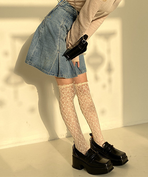 c.u.l（シーユーエル）の「ニーハイレースーソックス cula553
