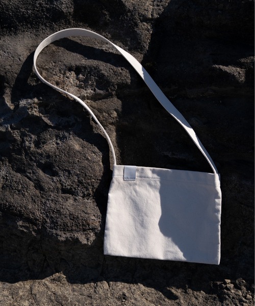 CASPER JOHN（キャスパージョン）の「Canvas shoulder bag/キャンバスショルダーバッグ（ショルダーバッグ・メンズ・グリーン/ホワイト/ラベンダー/ネイビー/オレンジ/オリーブ/ブラック/グレイッシュベージュ/ブルー/ナチュラル・FREE）」の3枚目の写真