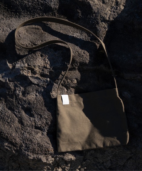 CASPER JOHN（キャスパージョン）の「Canvas shoulder bag/キャンバスショルダーバッグ（ショルダーバッグ・メンズ・グリーン/ホワイト/ラベンダー/ネイビー/オレンジ/オリーブ/ブラック/グレイッシュベージュ/ブルー/ナチュラル・FREE）」の5枚目の写真