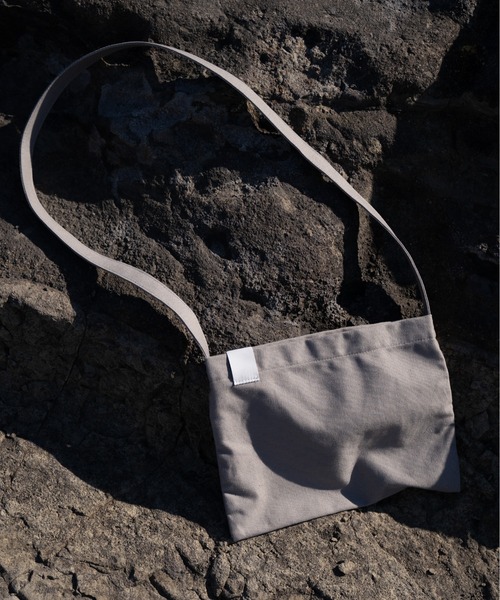 CASPER JOHN（キャスパージョン）の「Canvas shoulder bag/キャンバスショルダーバッグ（ショルダーバッグ・メンズ・グリーン/ホワイト/ラベンダー/ネイビー/オレンジ/オリーブ/ブラック/グレイッシュベージュ/ブルー/ナチュラル・FREE）」の4枚目の写真