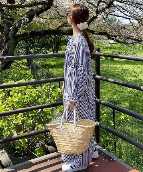 moment+（モーメントプラス）の「バンドカラー袖ボリューム　ストライプシャツワンピース（シャツワンピース・レディース・サックスブルー/ブラック/ネイビー・M）」の7枚目の写真