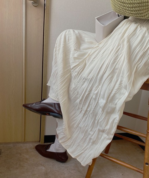 Reurie'（レウリィ）の「【ZOZO限定】ワッシャープリーツスカート / しわ加工 ロング丈 フレア ティアード プリーツ ロングスカート ウエストゴム 低身長   ホワイト ブラック 白 黒（スカート・レディース・ブラック/アイボリー・FREE）」の10枚目の写真