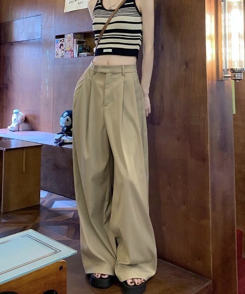 SEN TOKYO(セントーキョー)の「深めのタックが印象的。ハイウエストワイドストレートパンツ(スラックス・レディース・ブラック/ブラウン・S/M/L)」の2枚目の写真