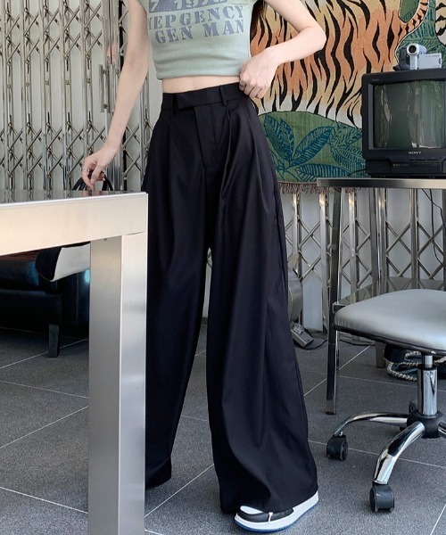 SEN TOKYO(セントーキョー)の「深めのタックが印象的。ハイウエストワイドストレートパンツ(スラックス・レディース・ブラック/ブラウン・S/M/L)」の1枚目の写真