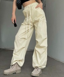 洗練された抜け感をプラス。カジュアルルーズカーゴパンツ