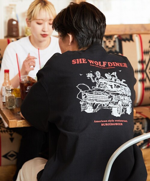 FREAK'S STORE(フリークスストア)の「【限定展開】SHE WOLF DINER×FREAK'S STORE/シーウルフダイナー 別注 ビッグシルエット バックプリントTシャツ/CAR(Tシャツ/カットソー・メンズ・ホワイト/ブラック/グレー・LARGE/MEDIUM/SMALL)」の2枚目の写真