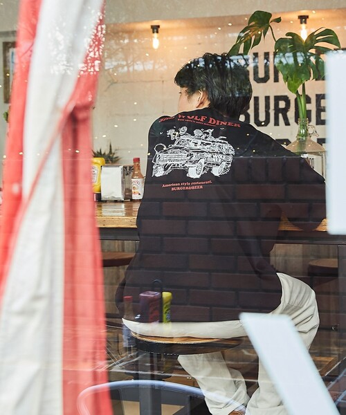 FREAK'S STORE(フリークスストア)の「【限定展開】SHE WOLF DINER×FREAK'S STORE/シーウルフダイナー 別注 ビッグシルエット バックプリントTシャツ/CAR(Tシャツ/カットソー・メンズ・ホワイト/ブラック/グレー・LARGE/MEDIUM/SMALL)」の14枚目の写真