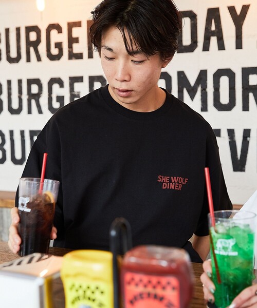 FREAK'S STORE(フリークスストア)の「【限定展開】SHE WOLF DINER×FREAK'S STORE/シーウルフダイナー 別注 ビッグシルエット バックプリントTシャツ/CAR(Tシャツ/カットソー・メンズ・ホワイト/ブラック/グレー・LARGE/MEDIUM/SMALL)」の5枚目の写真