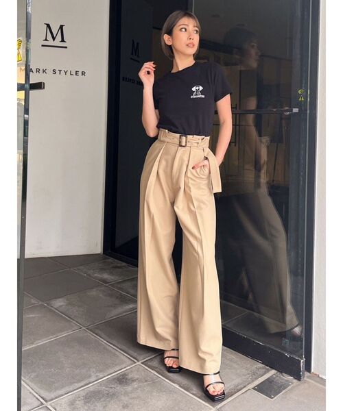 GYDA(ジェイダ)の「タックワイドパンツ(チノパンツ・レディース・ベージュ/ブラック・FREE)」の4枚目の写真