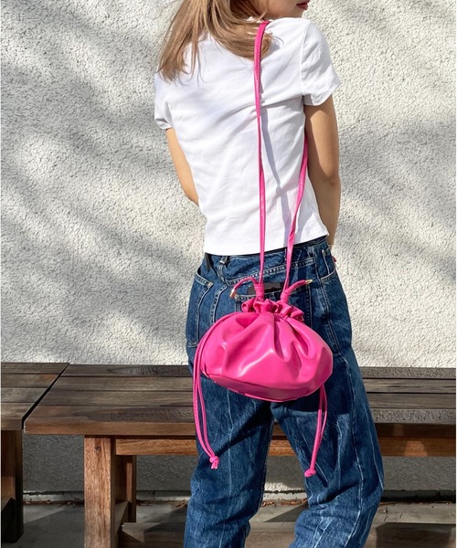 HIKA（ヒカ）の「【HIKA】PUレザー 巾着ショルダーBAG（ショルダーバッグ・レディース・ホワイト/ブラック/ベージュ/ピンク・FREE）」の4枚目の写真