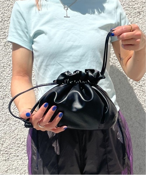 HIKA（ヒカ）の「【HIKA】PUレザー 巾着ショルダーBAG（ショルダーバッグ・レディース・ホワイト/ブラック/ベージュ/ピンク・FREE）」の3枚目の写真
