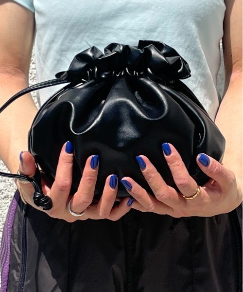 HIKA（ヒカ）の「【HIKA】PUレザー 巾着ショルダーBAG（ショルダーバッグ・レディース・ホワイト/ブラック/ベージュ/ピンク・FREE）」の6枚目の写真