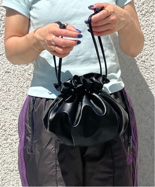 HIKA（ヒカ）の「【HIKA】PUレザー 巾着ショルダーBAG（ショルダーバッグ・レディース・ホワイト/ブラック/ベージュ/ピンク・FREE）」の5枚目の写真