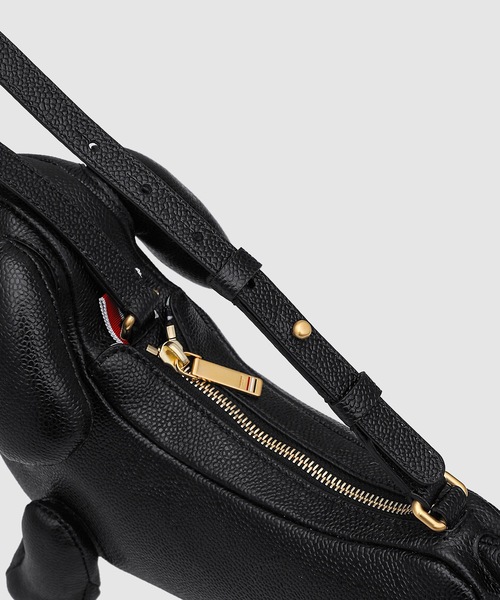 THOM BROWNE（トムブラウン）の「HECTOR BAGUETTE SHOULDER BAG IN PEBBLE GRAIN LEATHER（ショルダーバッグ・レディース・ブラック・ONE SIZE）」の5枚目の写真