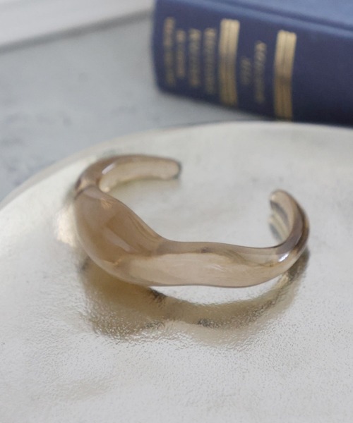 LEPSIM(レプシィム)の「プックリクリアバングル 963662(ブレスレット・レディース・ホワイト/ライム/グレイッシュベージュ・ONE SIZE)」の2枚目の写真