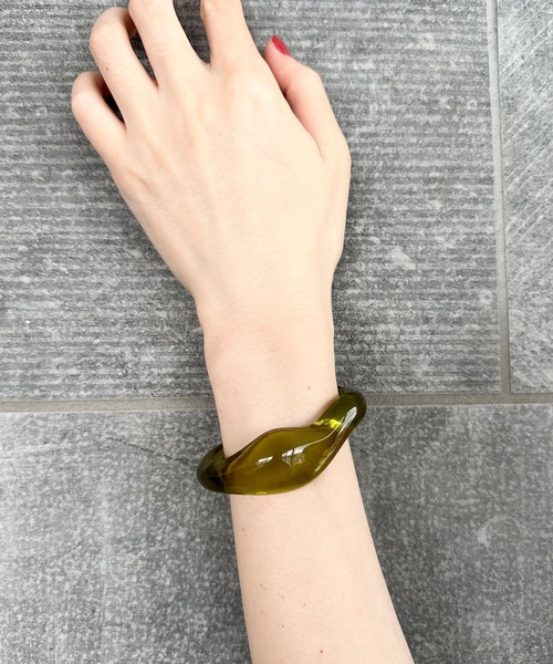 LEPSIM(レプシィム)の「プックリクリアバングル 963662(ブレスレット・レディース・ホワイト/ライム/グレイッシュベージュ・ONE SIZE)」の4枚目の写真