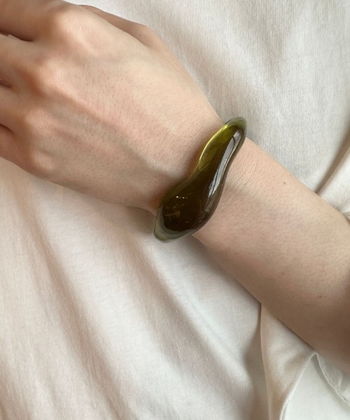 LEPSIM(レプシィム)の「プックリクリアバングル 963662(ブレスレット・レディース・ホワイト/ライム/グレイッシュベージュ・ONE SIZE)」の5枚目の写真