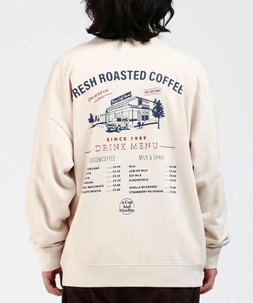 【ホワイト】CAFE graphic ロゴプリント スウェット オーバーサイズ / ユニセッ BEAMS HEART（ビームスハート）の「BEAMS HEART / カフェ プリント