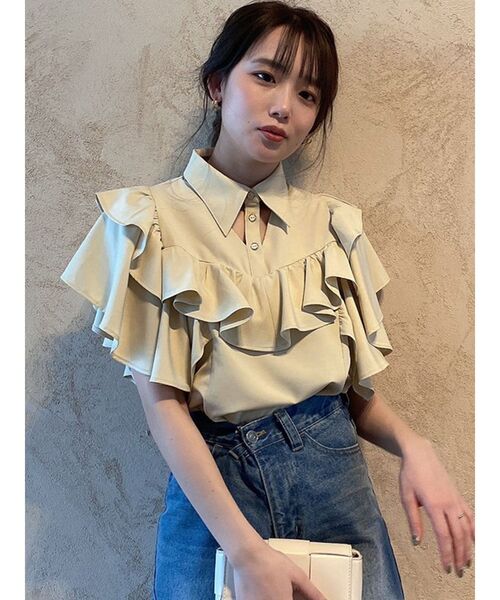 dazzlin(ダズリン)の「カットアウトフリルシャツトップス(シャツ/ブラウス・レディース・その他1/オフホワイト/ベージュ・FREE)」の6枚目の写真