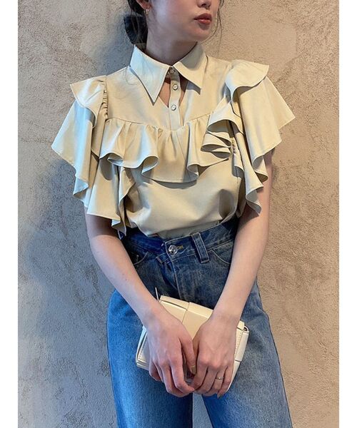 dazzlin(ダズリン)の「カットアウトフリルシャツトップス(シャツ/ブラウス・レディース・その他1/オフホワイト/ベージュ・FREE)」の3枚目の写真