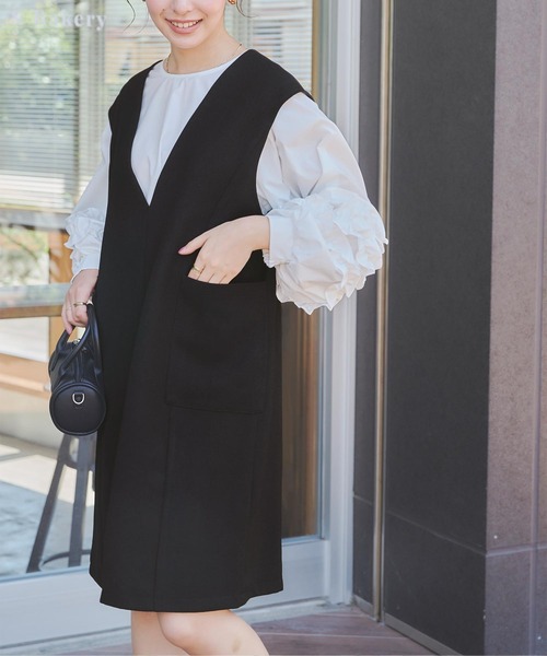 titivate(ティティベイト)の「Vネックミニ丈ジャンパースカート(ジャンパースカート・レディース・ベージュ/ネイビー/ブラック・S/M)」の7枚目の写真