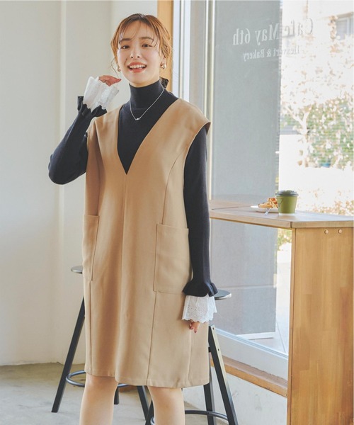 titivate(ティティベイト)の「Vネックミニ丈ジャンパースカート(ジャンパースカート・レディース・ベージュ/ネイビー/ブラック・S/M)」の9枚目の写真