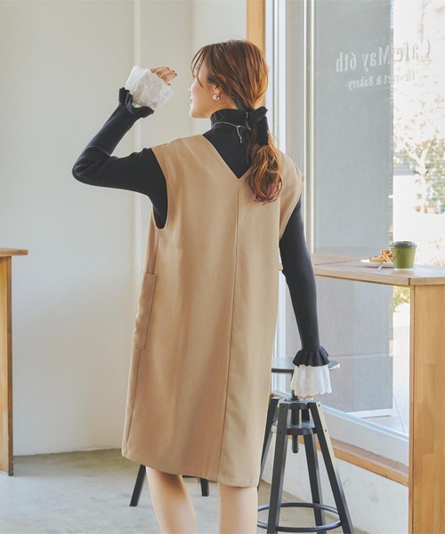 titivate(ティティベイト)の「Vネックミニ丈ジャンパースカート(ジャンパースカート・レディース・ベージュ/ネイビー/ブラック・S/M)」の11枚目の写真