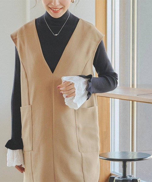 titivate(ティティベイト)の「Vネックミニ丈ジャンパースカート(ジャンパースカート・レディース・ベージュ/ネイビー/ブラック・S/M)」の12枚目の写真