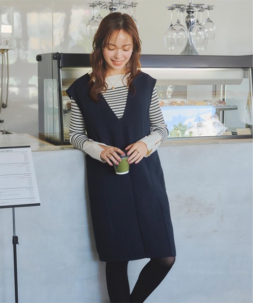 titivate(ティティベイト)の「Vネックミニ丈ジャンパースカート(ジャンパースカート・レディース・ベージュ/ネイビー/ブラック・S/M)」の13枚目の写真