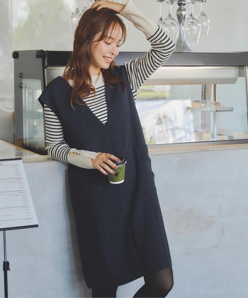 titivate(ティティベイト)の「Vネックミニ丈ジャンパースカート(ジャンパースカート・レディース・ベージュ/ネイビー/ブラック・S/M)」の15枚目の写真