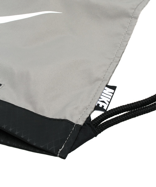 NIKE（ナイキ）の「WEGO/NIKEトレーニングジムサック（バックパック/リュック・レディース・ブラック/ネイビー/ブルー/グリーン/レッド/オレンジ/グレー・FREE）」の11枚目の写真