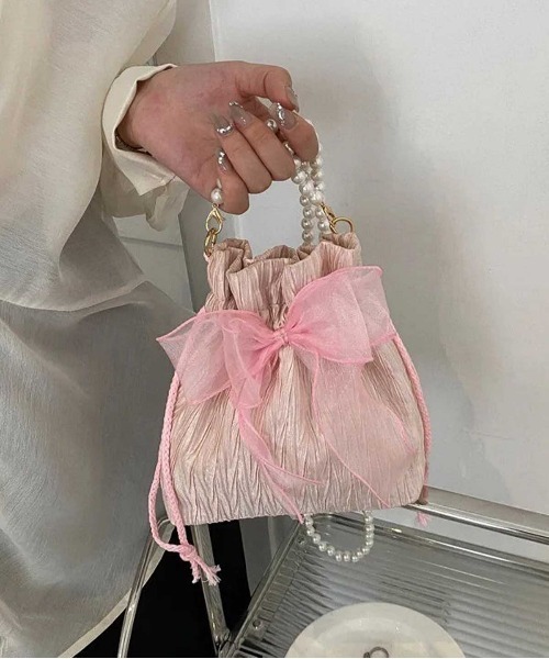 Port(ポート)の「パール巾着ショルダーバッグ / 巾着型バッグ / パールバッグ(ショルダーバッグ・レディース・ピンク/ベージュ/グレー/ブラック・FREE)」の4枚目の写真