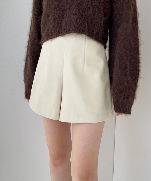 Heather(ヘザー)の「フェイクレザーショートパンツ2 989056(その他パンツ・レディース・アイボリー/ブラック・M/S)」の2枚目の写真