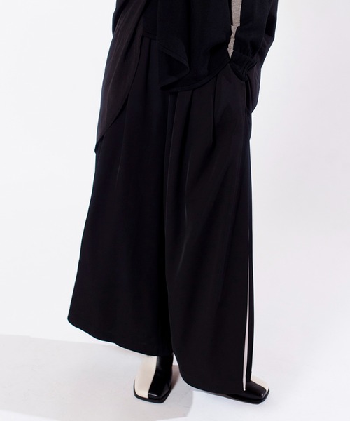 OSMOSIS(オズモーシス)の「バイカラーサイドタックパンツ(その他パンツ・レディース・ブラック/グレー・ONE SIZE)」の2枚目の写真