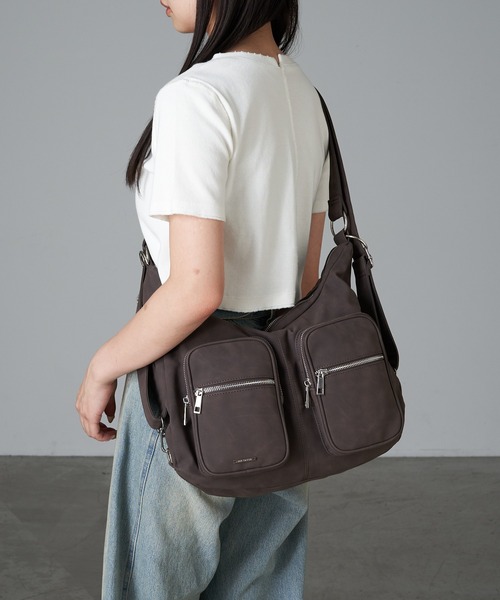 RAY CASSIN(レイカズン)の「【マルチウェイ】レザーポケットビッグショルダーバッグ(ショルダーバッグ・レディース・ブラウン/ブラック/アイボリー・FREE)」の3枚目の写真