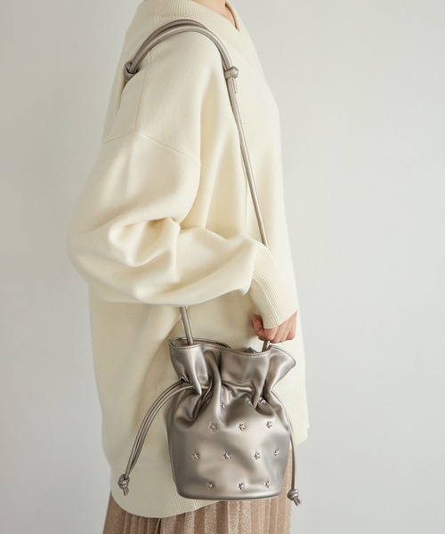 BAYFLOW（ベイフロー）の「[マグホック付き]スタッズ巾着ショルダー（ショルダーバッグ・レディース・シルバー/ブロンズ/ブラック・FREE）」の3枚目の写真
