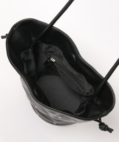 BAYFLOW（ベイフロー）の「[マグホック付き]スタッズ巾着ショルダー（ショルダーバッグ・レディース・シルバー/ブロンズ/ブラック・FREE）」の9枚目の写真