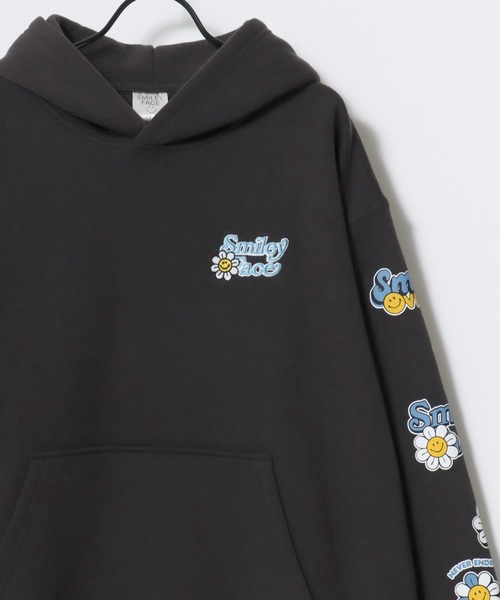 SMILEY FACE(スマイリーフェイス)の「SMILEY FACE/スマイリーフェイス オーバーサイズ 裏起毛 袖プリント バックプリント ロゴ ワンポイント刺繍 スウェット パーカー フーディー/レディース メンズ(パーカー・レディース・スミクロ/グレー系その他2/グレー系その他/ブラック系その他/ブラック系その他3/ブラック系その他2/ネイビー/アッシュグレー/ブラック・LL/L/M)」の4枚目の写真