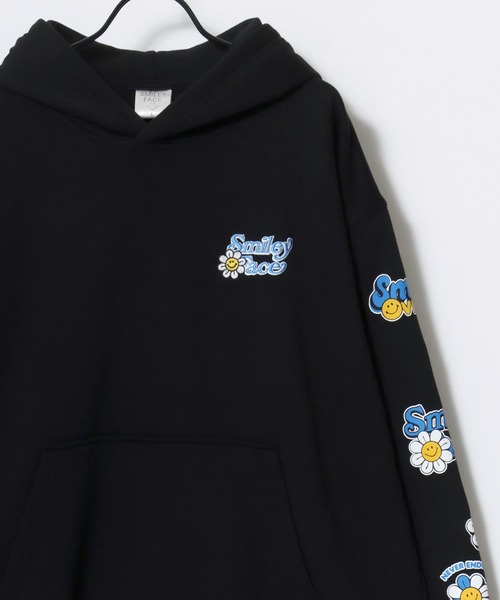SMILEY FACE(スマイリーフェイス)の「SMILEY FACE/スマイリーフェイス オーバーサイズ 裏起毛 袖プリント バックプリント ロゴ ワンポイント刺繍 スウェット パーカー フーディー/レディース メンズ(パーカー・レディース・スミクロ/グレー系その他2/グレー系その他/ブラック系その他/ブラック系その他3/ブラック系その他2/ネイビー/アッシュグレー/ブラック・LL/L/M)」の2枚目の写真